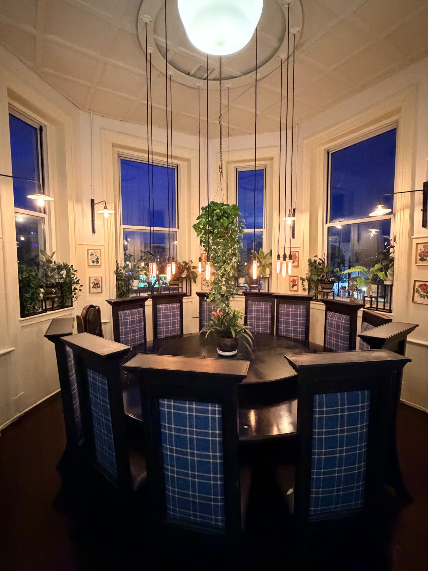 Round table by night